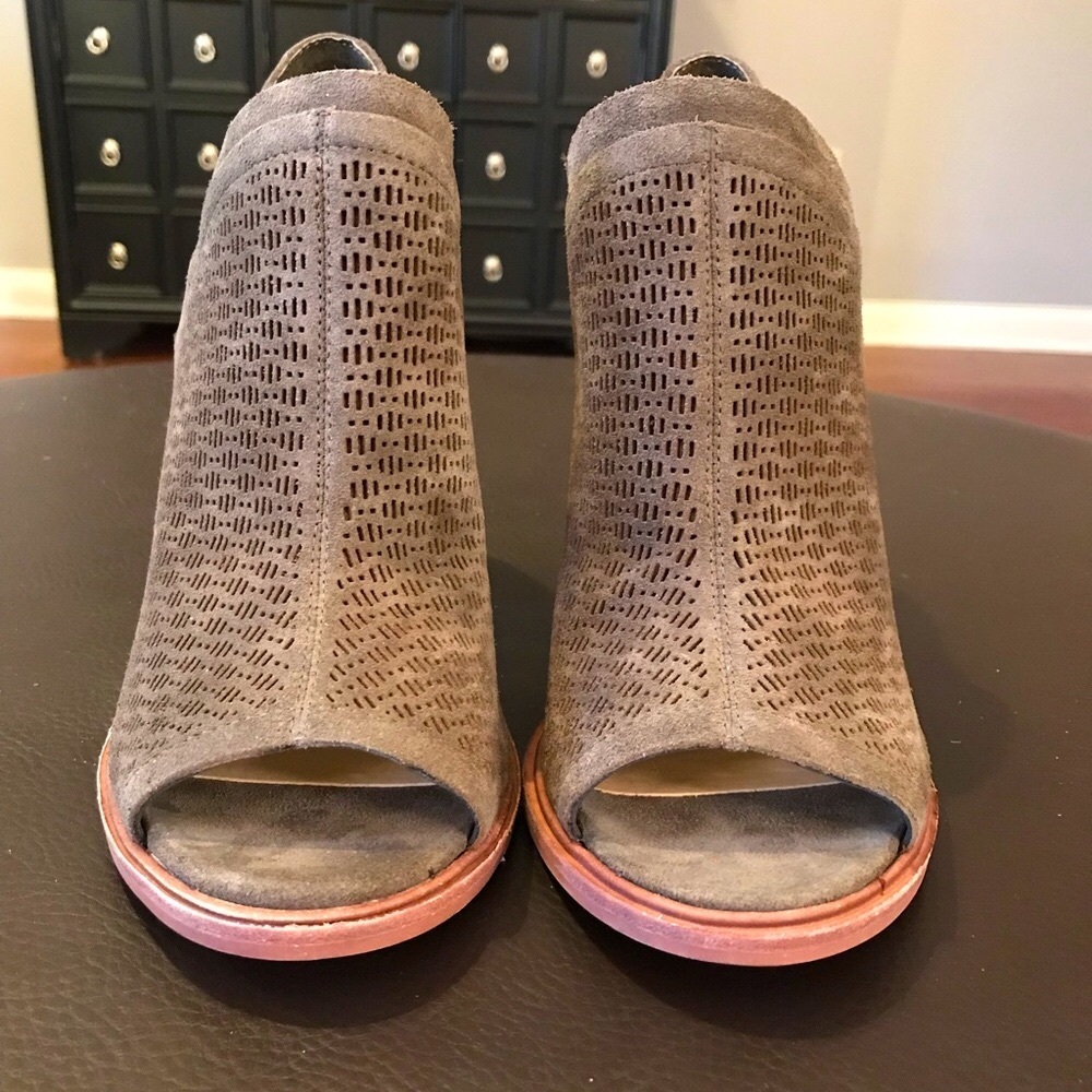 Vince Camuto Karini Open Toe Bootie Womens US 7.5 Olive Casual Stacked Heel.